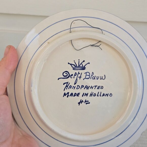 3/$75🥳 Vintage Mid Century Delft Blue Decorative Wall Plate – Hand Painted - Picture 4 of 4
